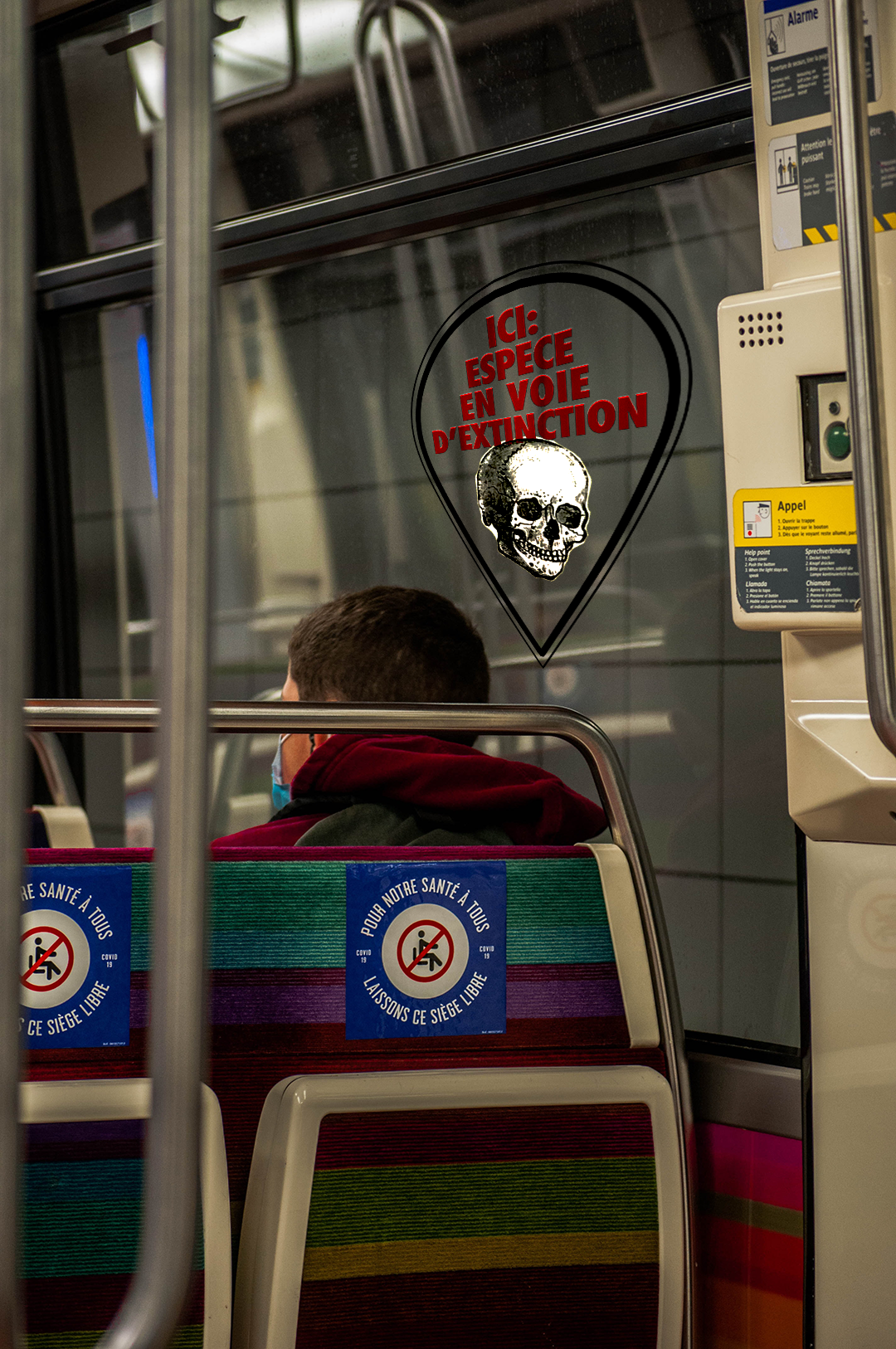 Street marketing : sticker "Espèce en voie d'extinction" dans le métro parisien.