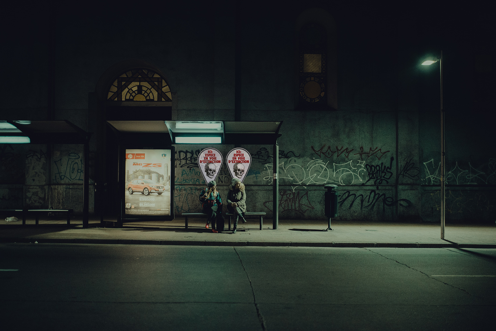 Street marketing : affichage sauvage "Espèce en voie d'extinction" dans les arrêts de bus.