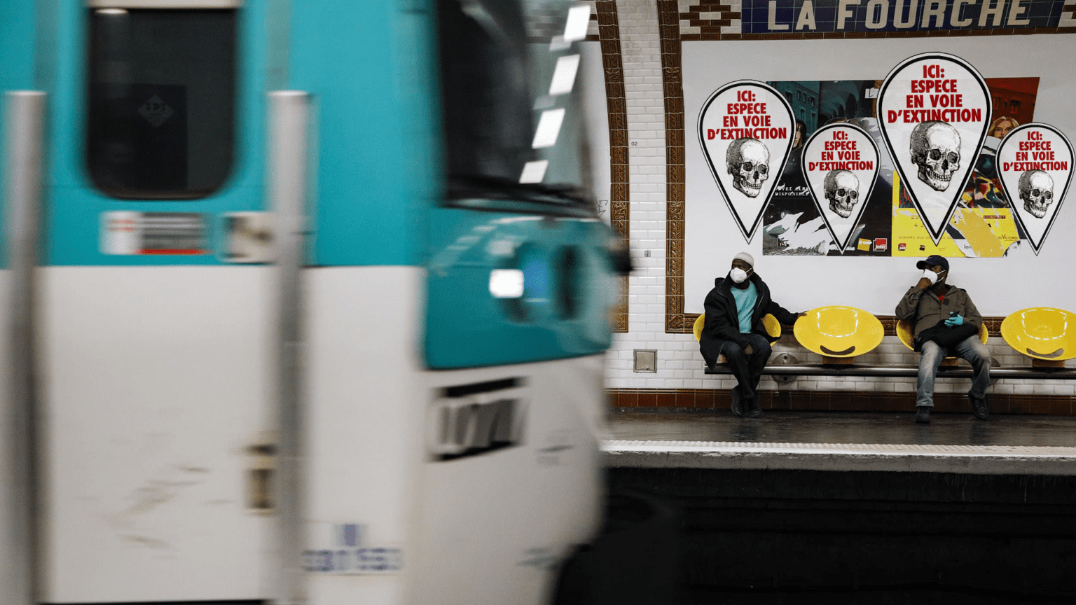 Street marketing : affichage sauvage "Espèce en voie d'extinction" dans le métro parisien.